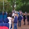 Scandal la Ambasada României din Haga, după închiderea urnelor. Românii au sărit gardul ca să voteze
