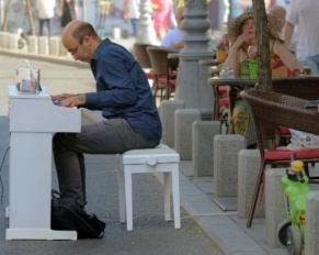 cati oameni sunt in romania