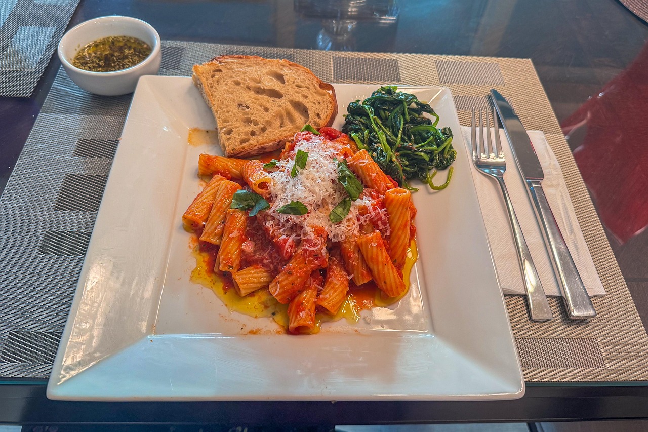 paste cu ton si sos alb