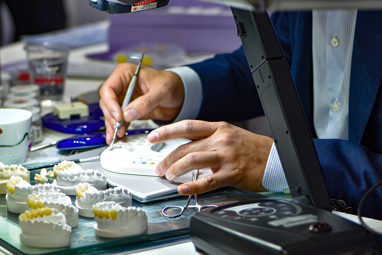 cat dureaza un implant dentar